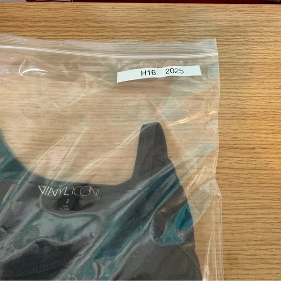 Torrid Poison Cutout Cold Shoulder Graphic Sweatshirt Vinyl Icons 3X NWT - Picture 14 of 14